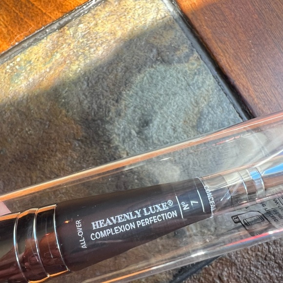 IT Cosmetics Heavenly Luxe Complexion Brush #7 NEW IN PKG - Picture 2 of 5